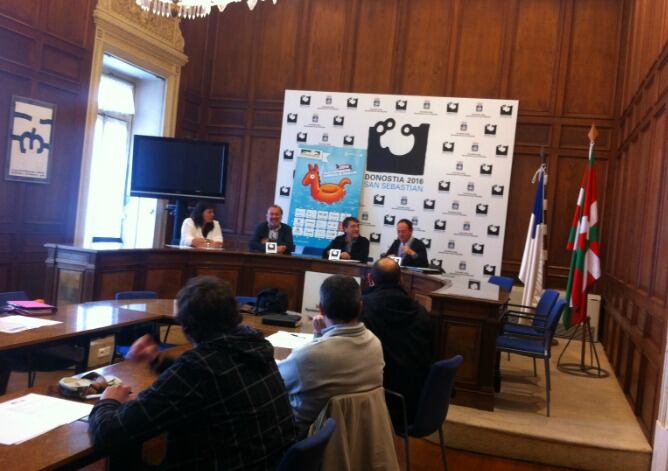 Marta Pastor (comunicación del hipódromo), Jerome Carrús (presidente de la sociedad gestora del hipódromo), Josu Ruiz (Delegado de Deportes del Ayuntamiento de San Sebastián), y Peio Urtasun (gerente del hipódromo) en la presentación de esta mañana.