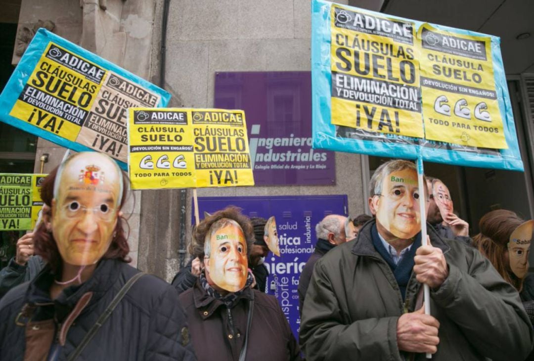 Manifestación de ADICAE con afectados por las cláusulas suelo en una imagen de archivo