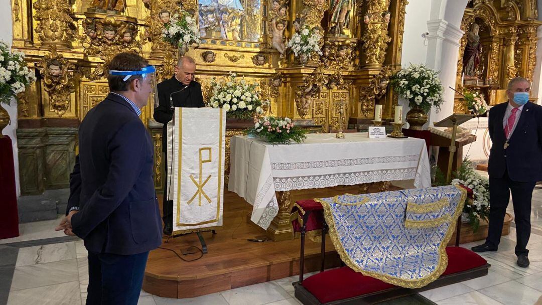 Acto de bendición del nuevo manto de la Virgen de la Montaña