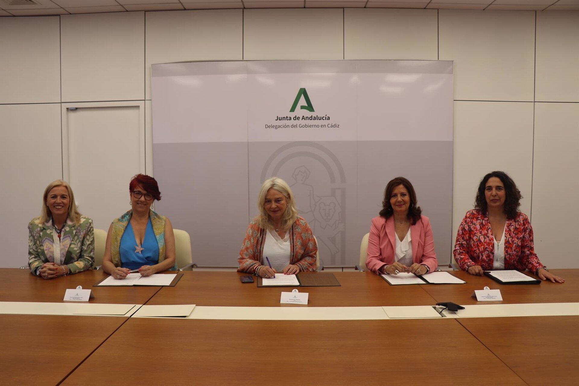 Firma del convenio para contar con una nueva parada de autobús en el Hospital de Jerez