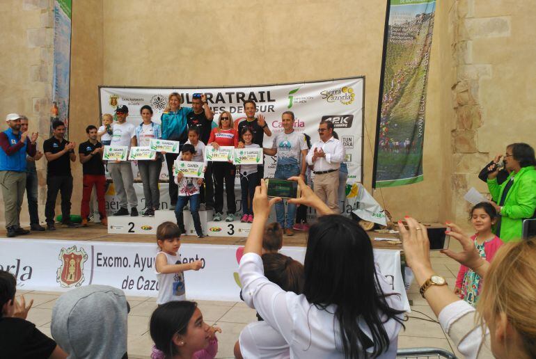 Podium ganadores absolutos de la Ultra Trail Bosques del Sur en la ruinas de Santa María de Cazorla