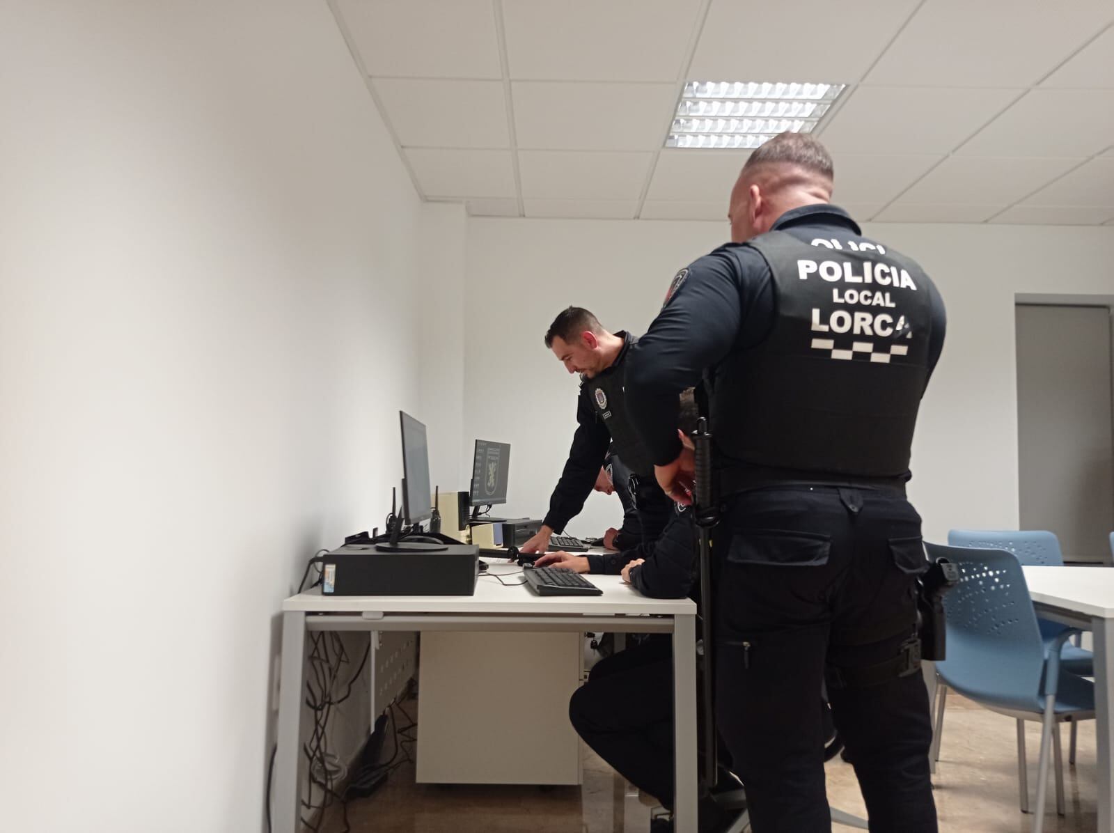 Agentes del grupo GISC en las dependencias del cuartel del barrio de San Cristóbal