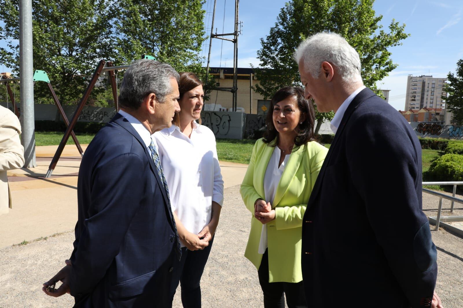 La delegada del Gobierno, María Marrodán; la presidenta del Gobierno, Concha Andreu, y el alcalde de Logroño, Pablo Hermoso de Mendoza, han visitado los trabajos de desmontaje de la subestación eléctrica de Lobete, en Logroño.