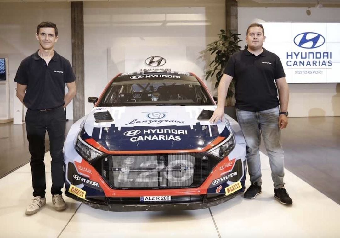 Rogelio Peñate y Yeray Lemes con el nuevo Hyundai.