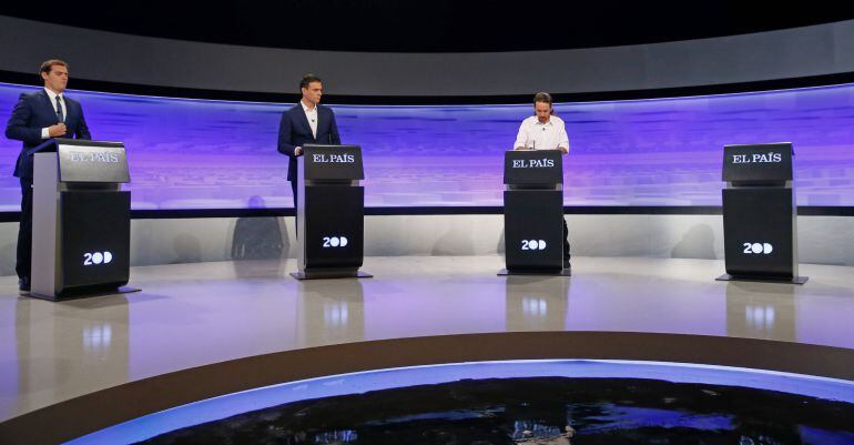 Atril vacío de Mariano Rajoy en el debate organizado por el diario El País.