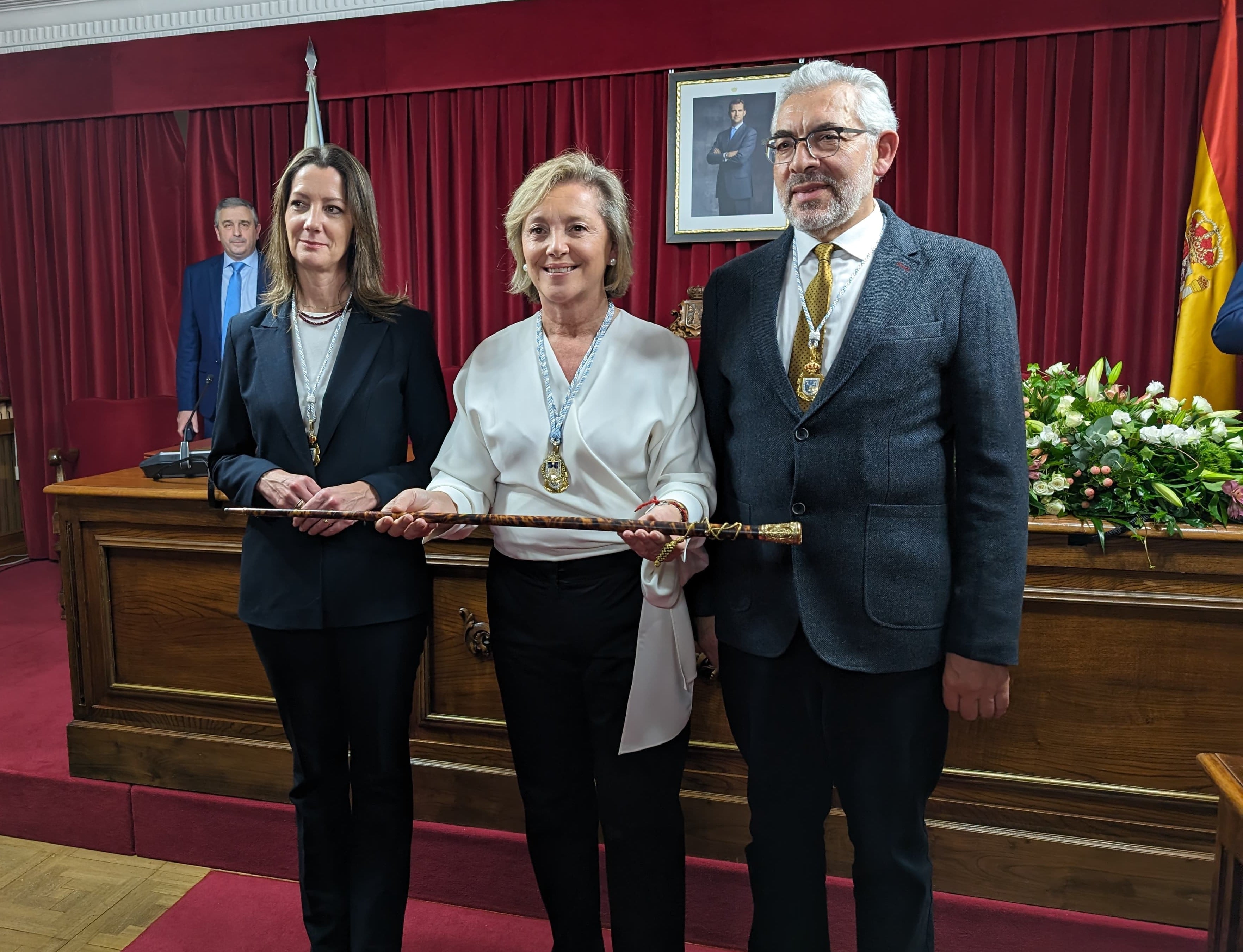 Paula Alvarellos con el bastón de mando, flanqueada por su predecesora, Lara Méndez, y por Miguel Fernández, su compañero de partido que tuvo que renunciar al cargo para que pudiese asumirlo ella.