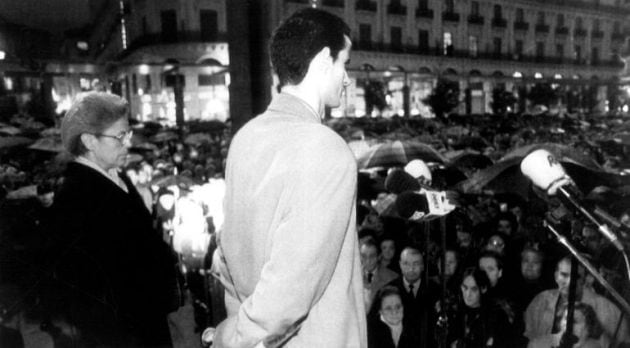 La esposa de Cordón, Pilar Muro, y su yerno guardan un minuto de silencio en Zaragoza en 1996