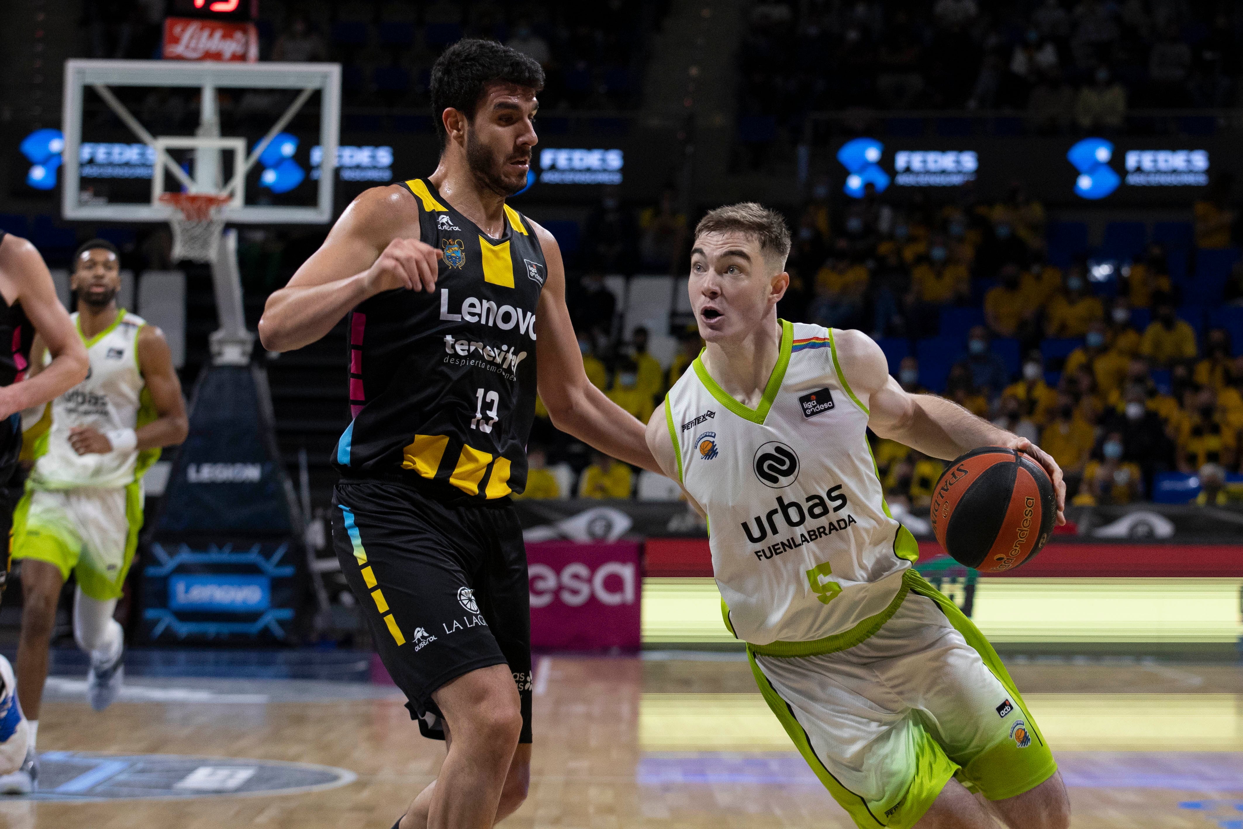GRAFCAN3391. LA LAGUNA (TENERIFE), 14/04/2022.- El alero del Lenovo Tenerife Sergio Rodríguez (i) y el base del Fuenlabrada Ziga Samar (d) durante el partido de la jornada 19 de liga Endesa que ambos equipos disputaron este jueves en el pabellón Santiago Martín, en La Laguna. EFE/ Miguel Barreto