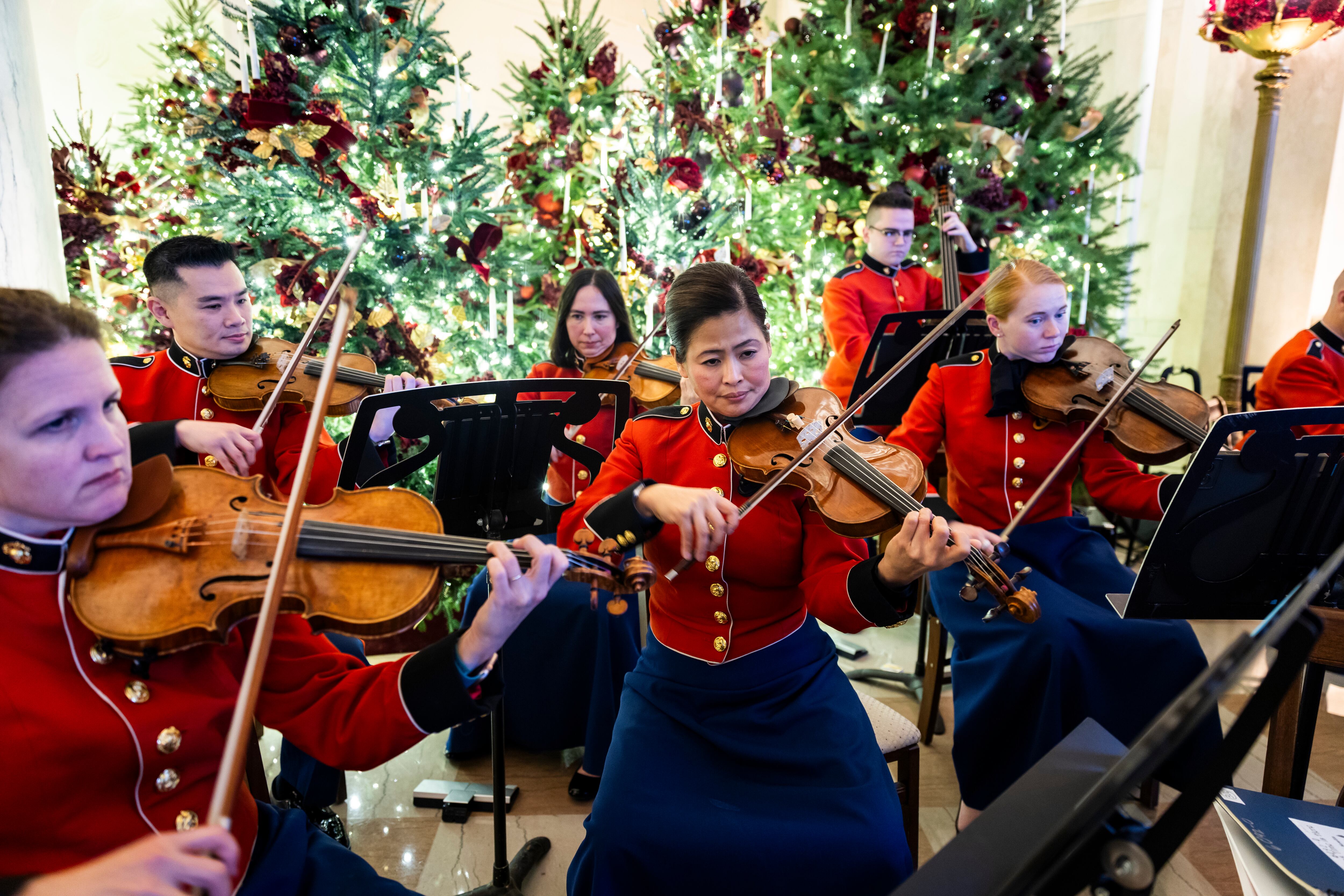 Miembros de la Banda Presidencial de la Infantería de la Marina de los Estados Unidos tocan en el Salón Central de la Casa Blanca. (Estados Unidos) EFE/EPA/JIM LO SCALZO