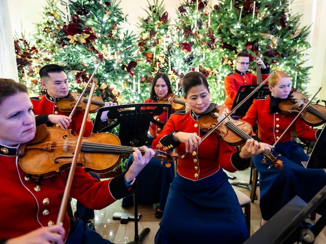 Miembros de la Banda Presidencial de la Infantería de la Marina de los Estados Unidos tocan en el Salón Central de la Casa Blanca. (Estados Unidos) EFE/EPA/JIM LO SCALZO