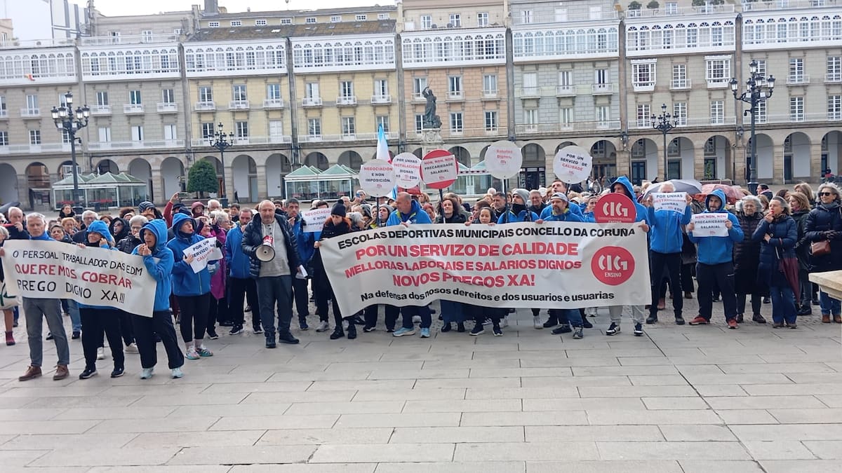 Los trabajadores de las escuelas deportivas municipales vuelven a concentrarse en María Pita y mantienen la huelga