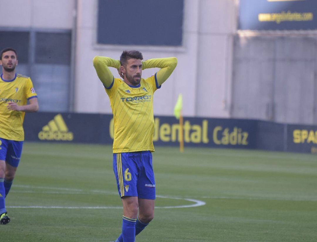 Jose Mari se lamenta en una acción en el partido ante el Cádiz CF
