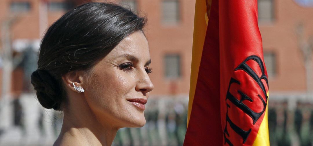 La Reina Letizia entrega la bandera donada por Paracuellos del Jarama