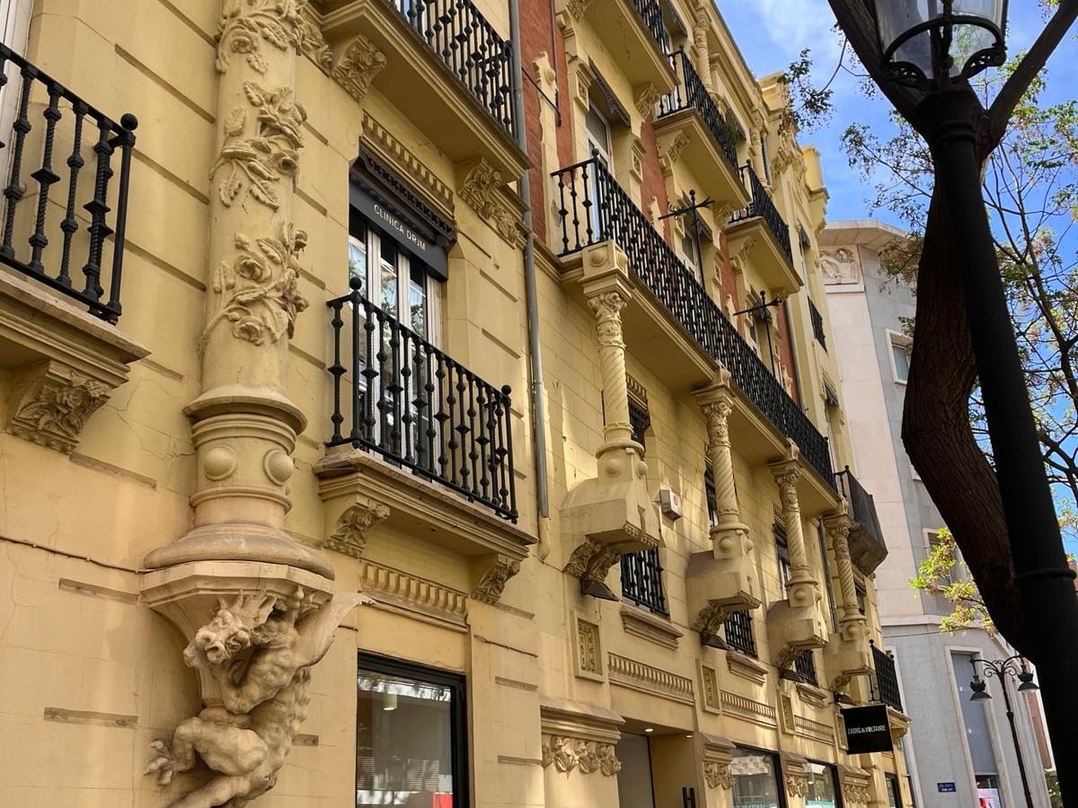 Detalles en la fachada de la Casa de los Dragones en València