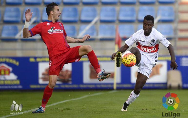 Jean Luc controla una pilota en el partit de la primera volta contra el Numancia.