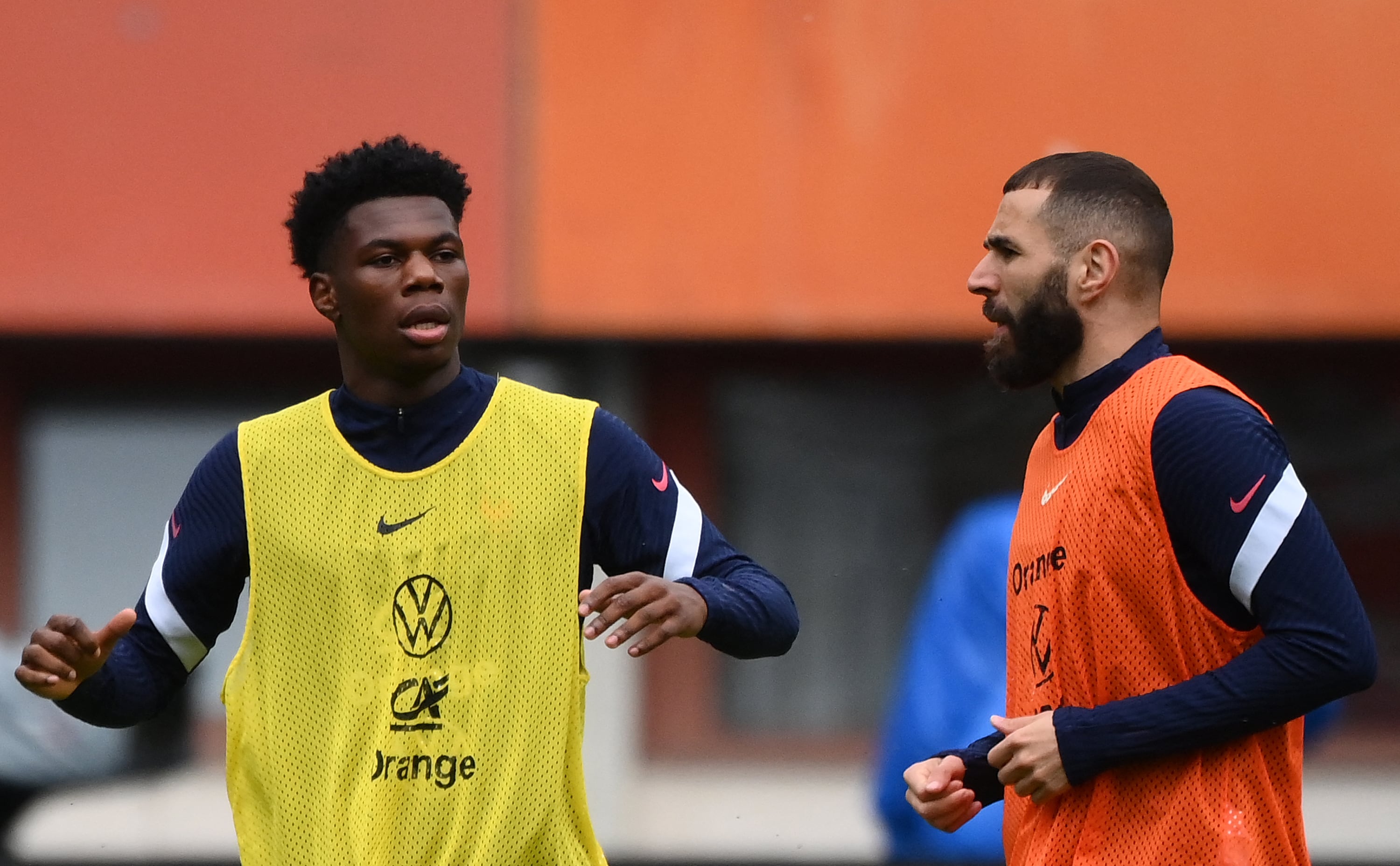 Aurelién Tchouaméni y Karim Benzema entrenando con Francia