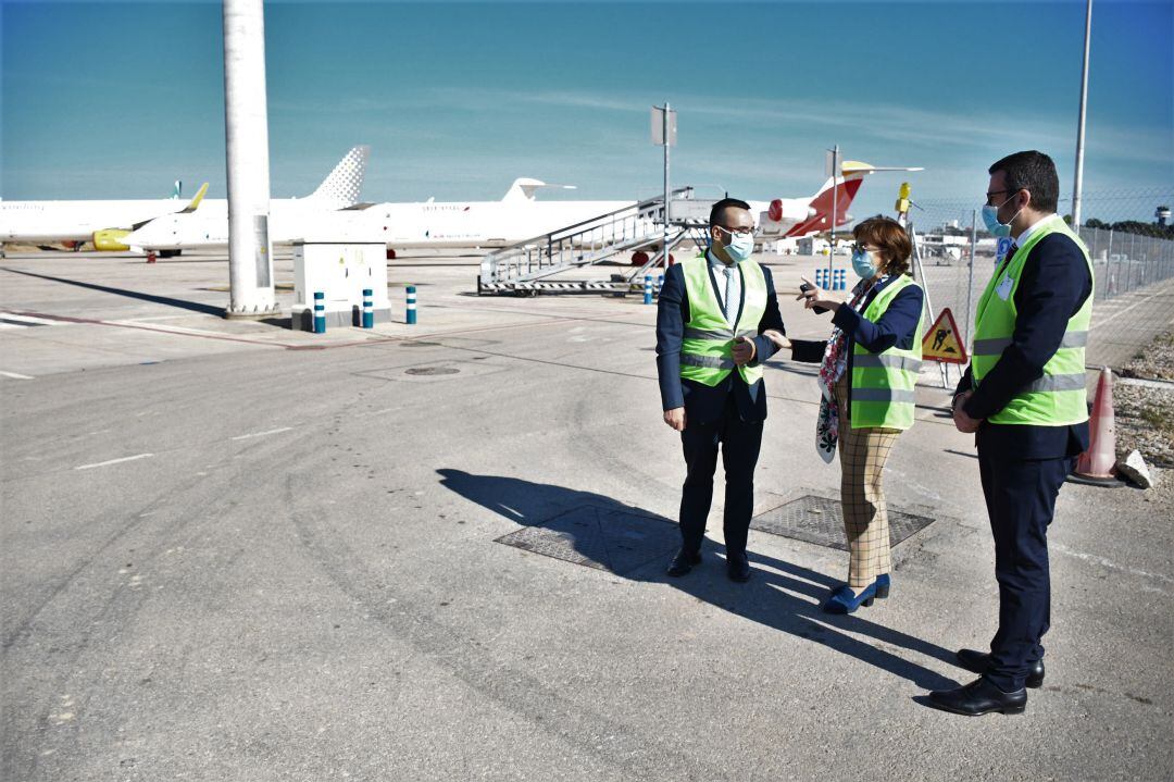 El alcalde de Vila-real, José Benlloch y el director de la Cátedra de Innovación Cerámica Ciutat de Vila-real, Juan Bautista Carda, en el aeropuerto de Castellón, junto a la directora general del Aeropuerto, Blanca Marín.