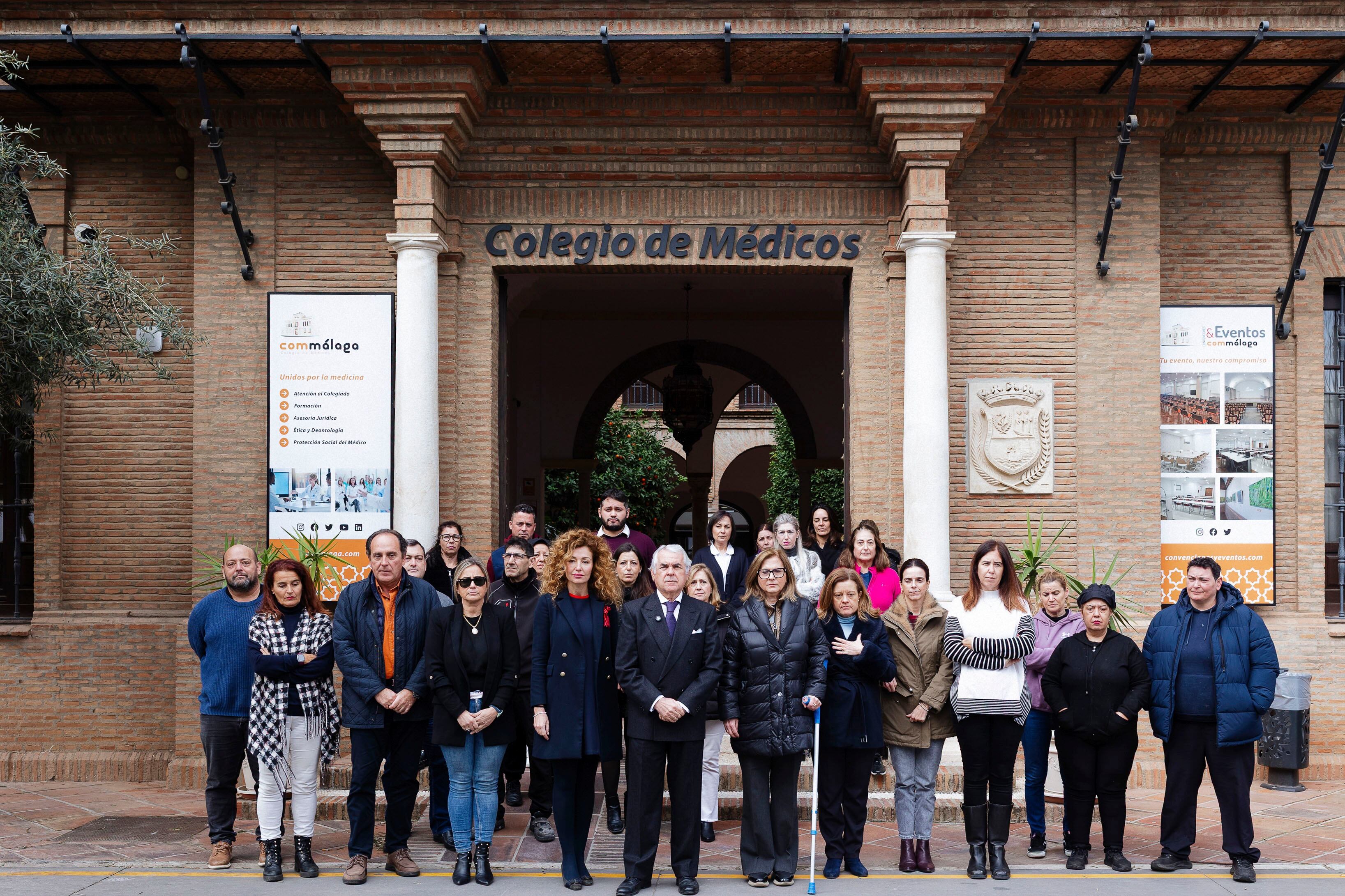 MÁLAGA, 21/01/2026.- Minuto de silencio guardado en memoria del cardiólogo malagueño Jesús Saldaña, de 30 años y que trabajaba en el Hospital La Paz, en Madrid, uno de los pasajeros fallecidos en el accidente de trenes de alta velocidad ocurrido en Adamuz (Córdoba) el pasado domingo, este miércoles en el Colegio de Médicos de Málaga. EFE/Carlos Díaz.