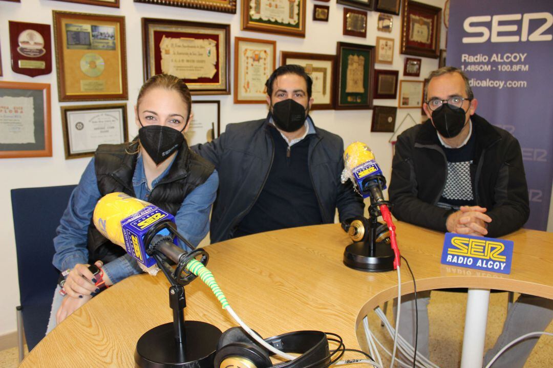 Sara Mejías, Dani Cabrera y Moisés Llopis, en el estudio central de Radio Alcoy