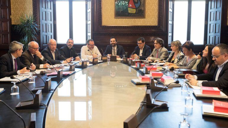 El presidente de la Cámara catalana Roger Torrent (c), al inicio de la reunión de la Mesa del Parlament