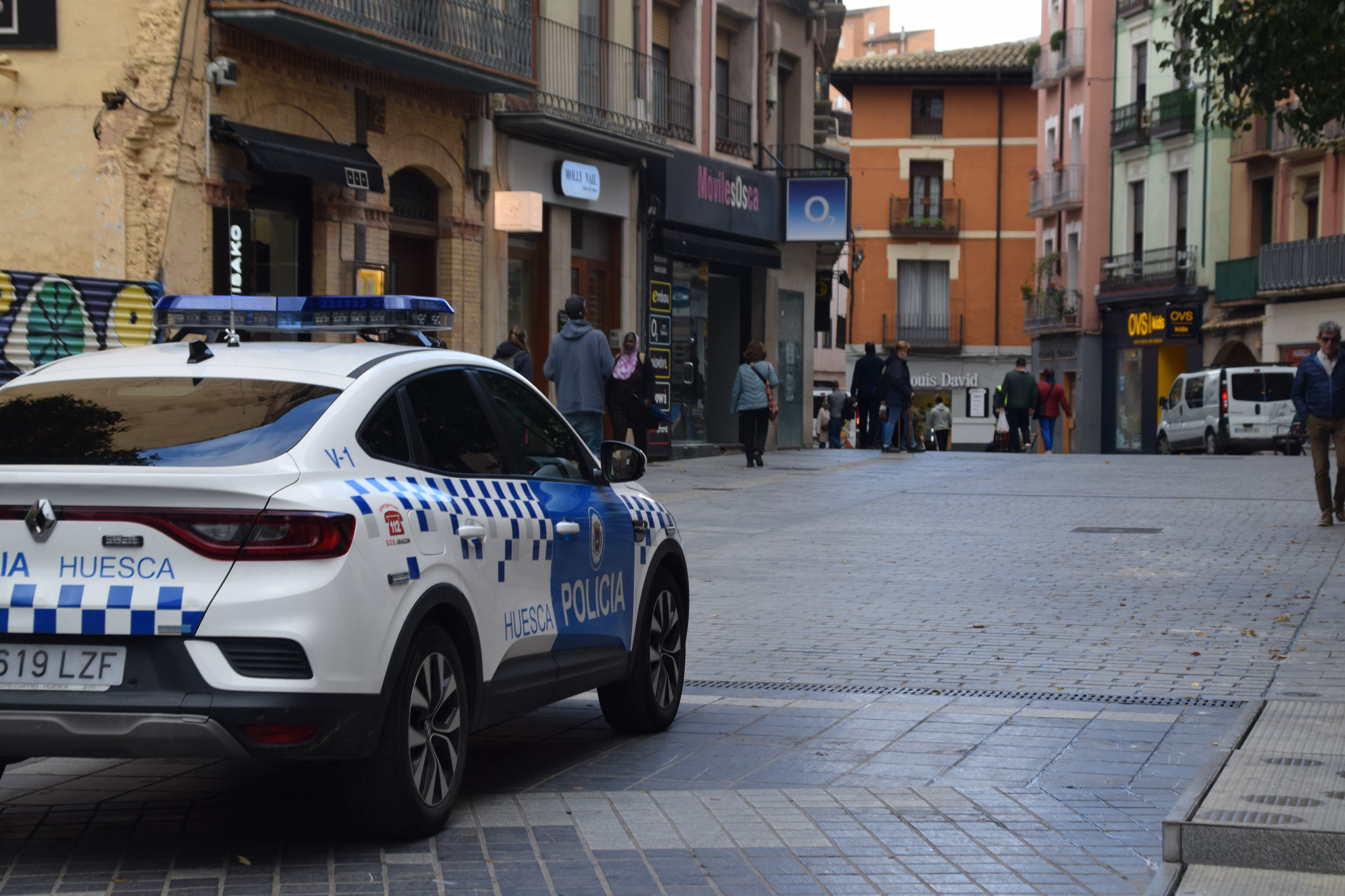 Coche de la Policía Local en el Coso Bajo de Huesca