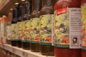 La normativa obliga les empreses a utilitzar, almenys, el català en l&#039;etiqueta, tot i que molts productes no compleixen la llei