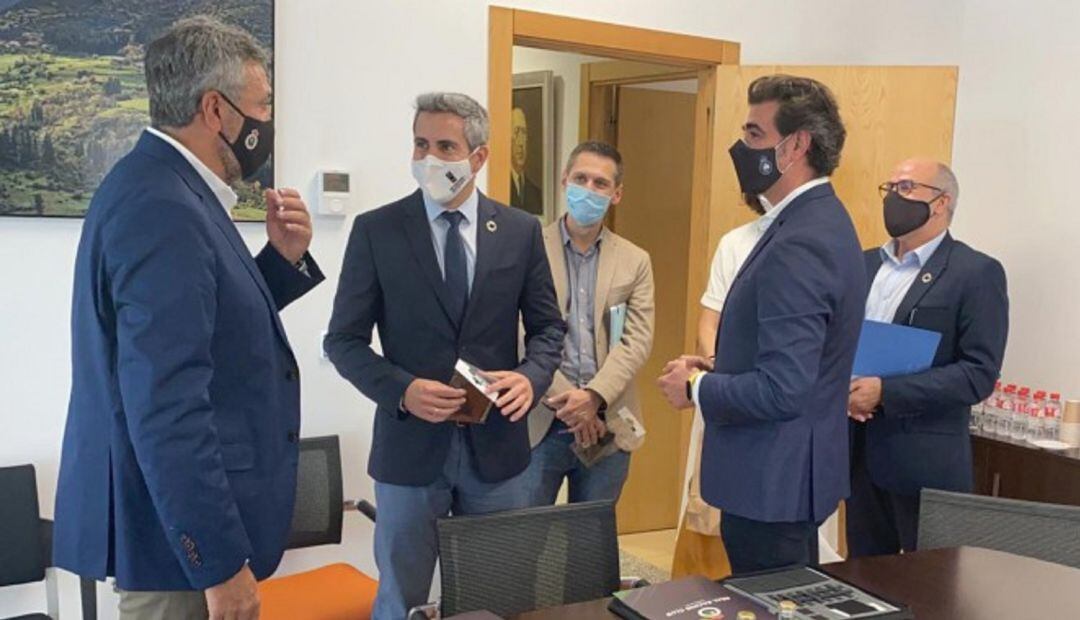 Víctor Diego y Alberto Sánchez (con mascarillas del Racing) en su reunión con representantes del Gobierno de Cantabria para pedir la ampliación del aforo