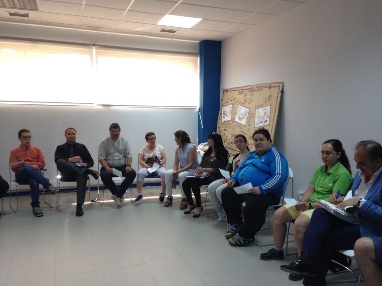 Encuentro celebrado entre políticos y usuarios de la Fundación San Cebrián