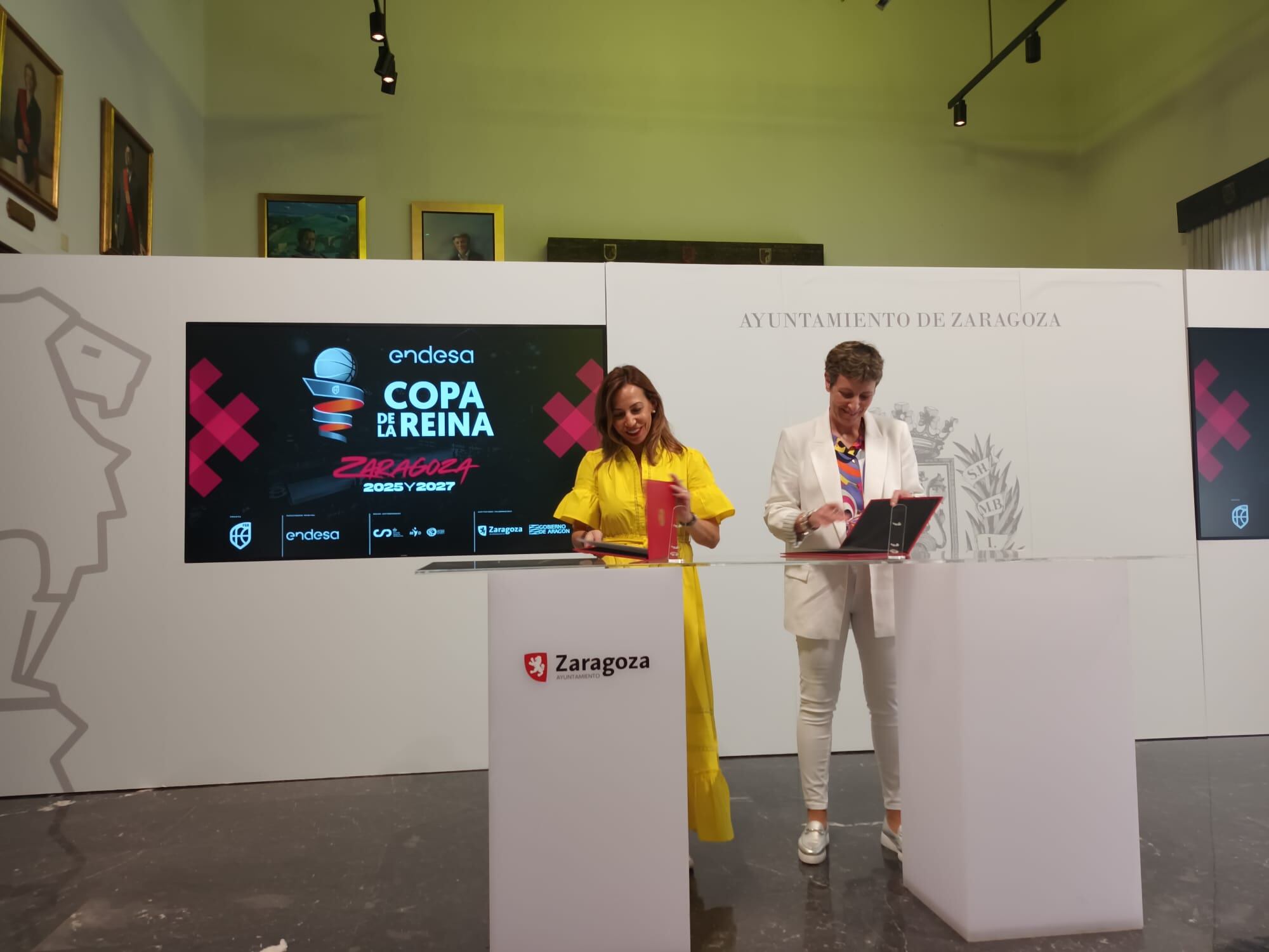 Natalia Chueca, alcaldesa de Zaragoza, y Elisa Aguilar, presidenta de la Federación Española de Baloncesto, en la firma para convertir a Zaragoza en la sede de las finales de la Copa de la Reina de baloncesto en 2025 y 2027