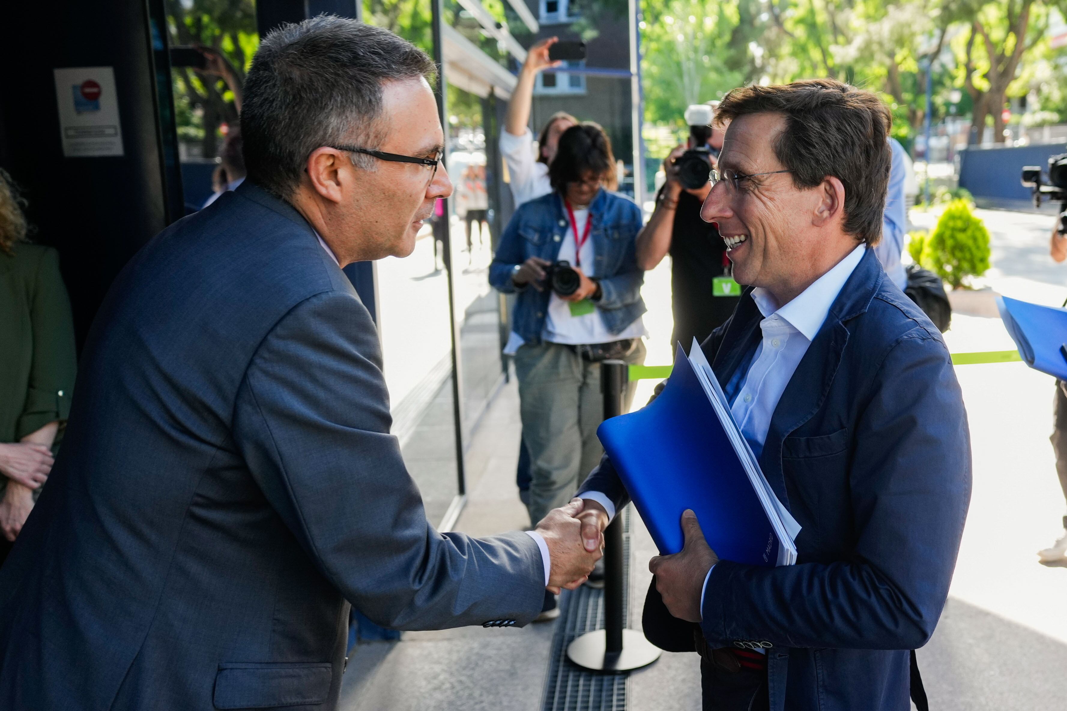 El alcalde de Madrid, José Luis Martínez- Almeida (d), a su llegada a la reunión con el presidente de Aena, Maurici Lucena, para abordar el problema de los sinhogar en Barajas, este jueves en Madrid.-EFE/ Borja Sanchez-Trillo