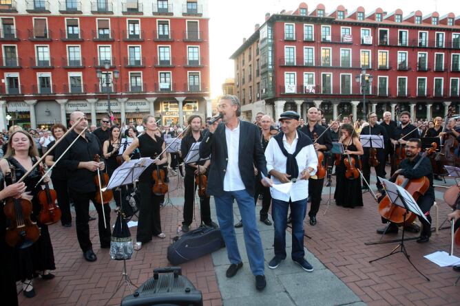 El dúo Candeal da lectura al manifiesto de protesta en el concierto de los músicos de la OSCYL