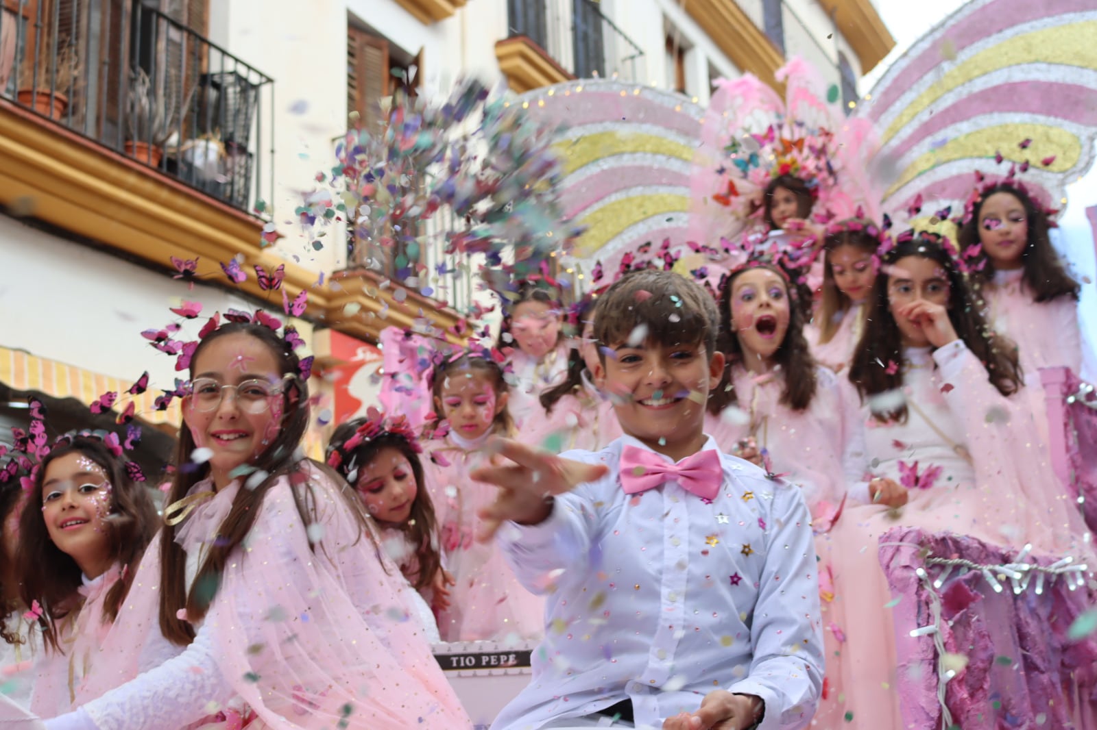 La Reina Infantil junto a sus amigos en su carroza durante la cabalgata de carnaval