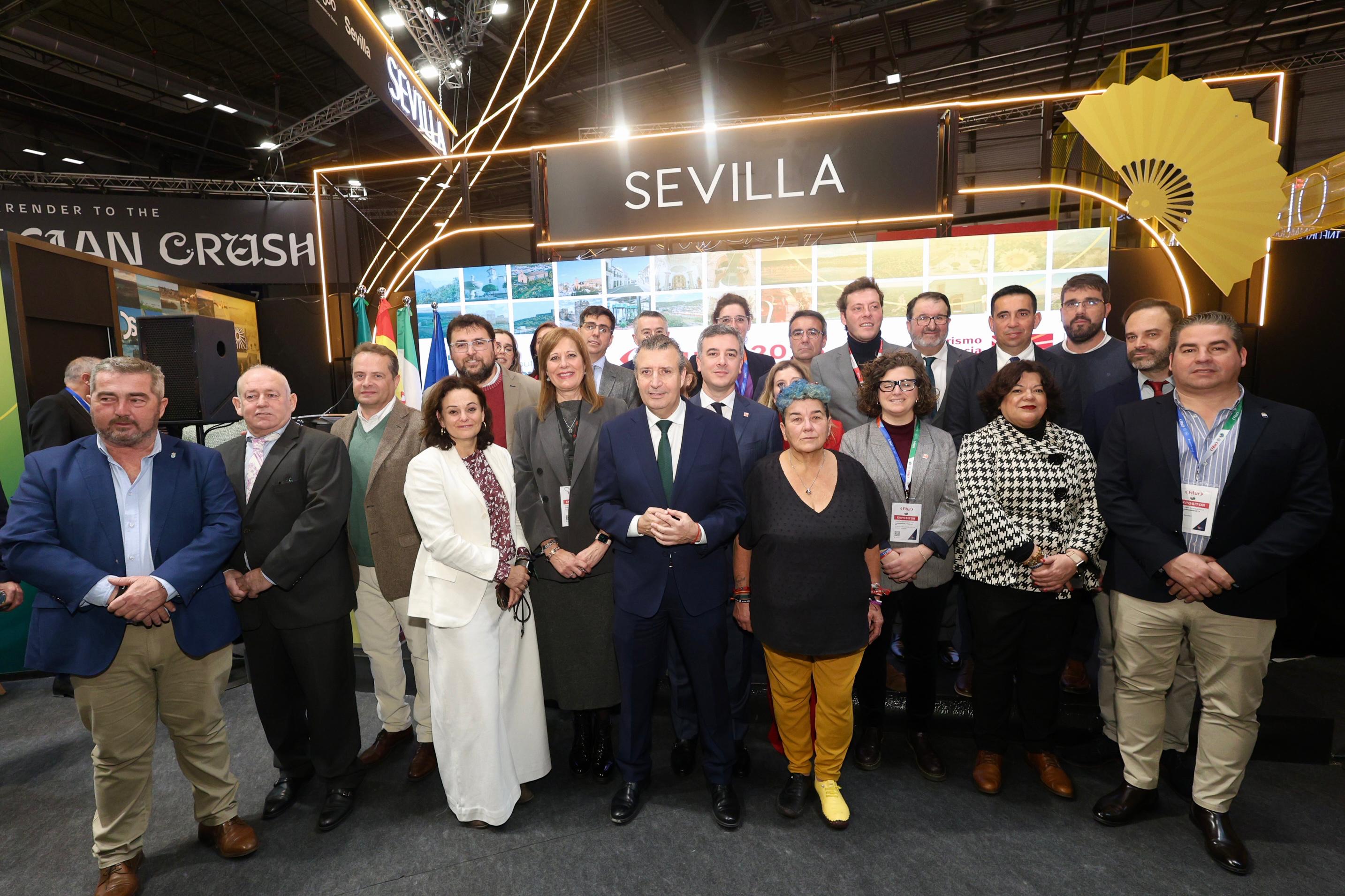 Javier Fernández, presidente de la Diputación sevillana, con los alcaldes presentes en FITUR