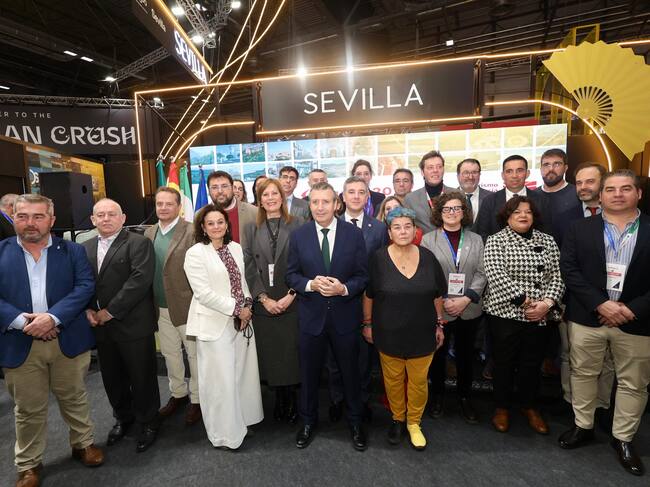Javier Fernández, presidente de la Diputación sevillana, con los alcaldes presentes en FITUR
