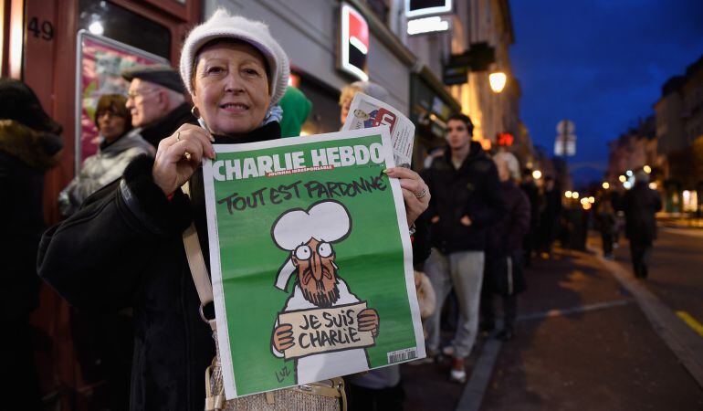 FOTOGALERÍA: Colas en los quioscos para hacerse con un ejemplar de la nueva edición de Charlie Hebdo