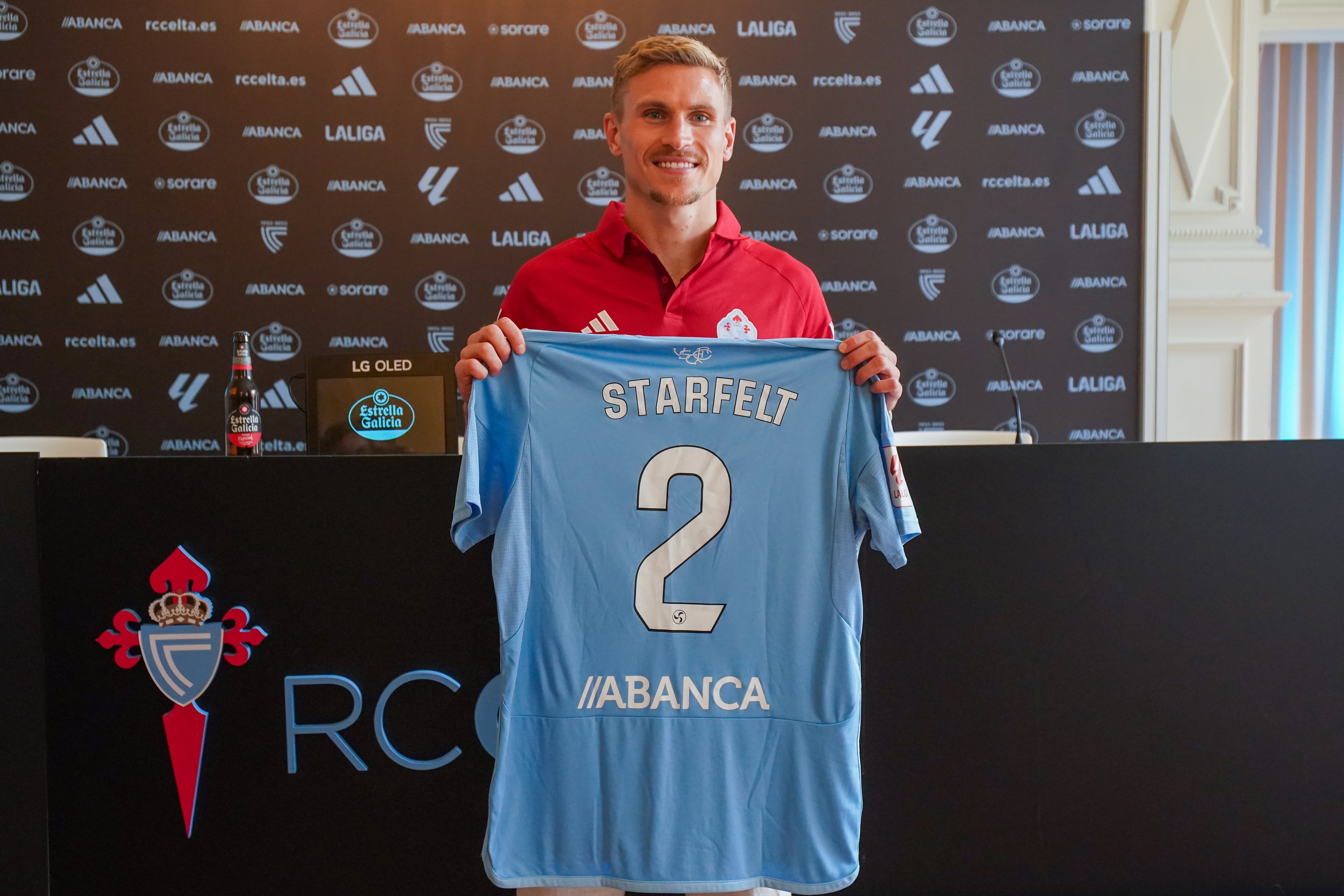 Carl Starfelt posa con la camiseta del Celta