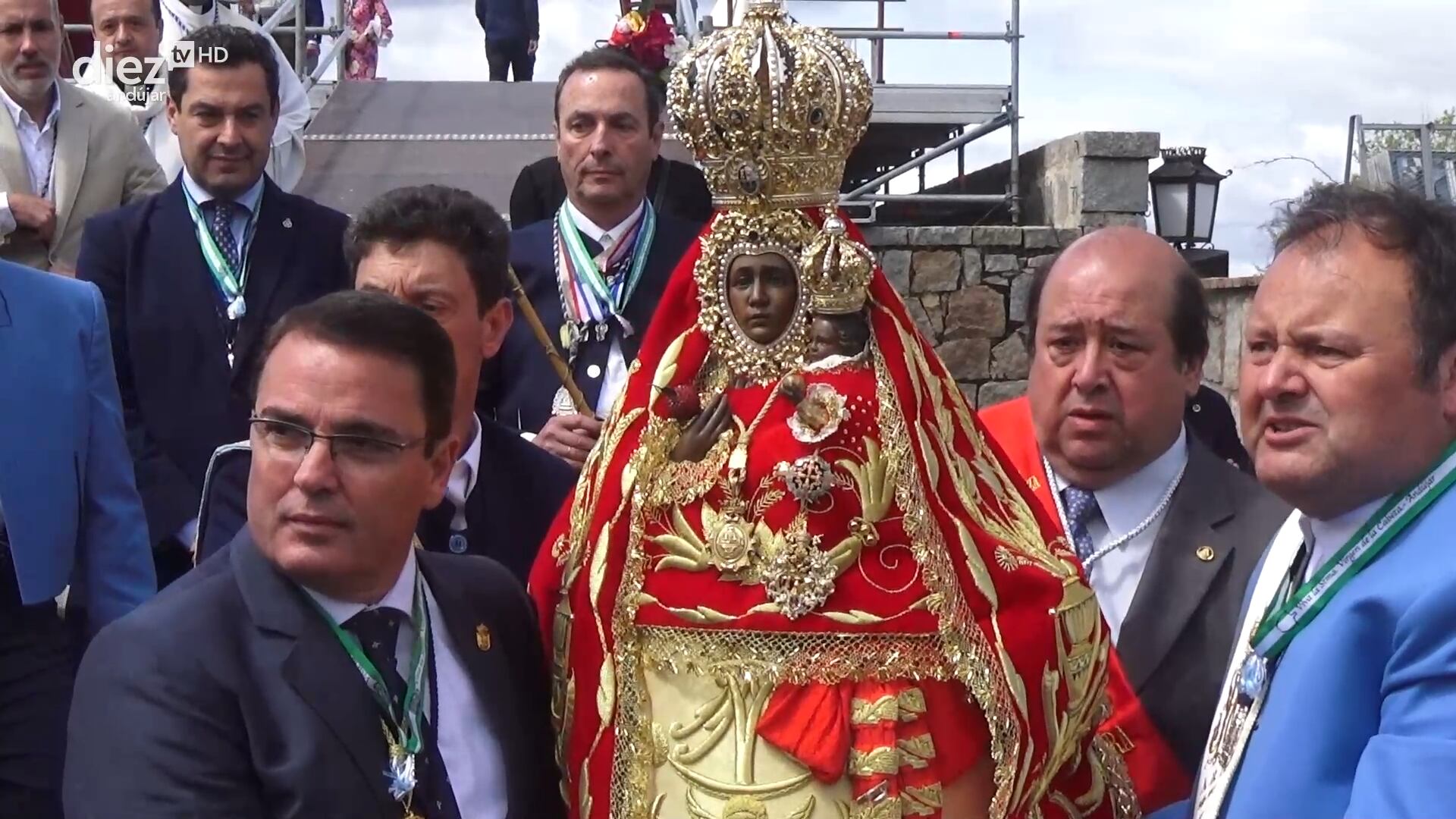 Traslado de la Imagen de la Virgen de la Cabeza para comenzar la procesión.