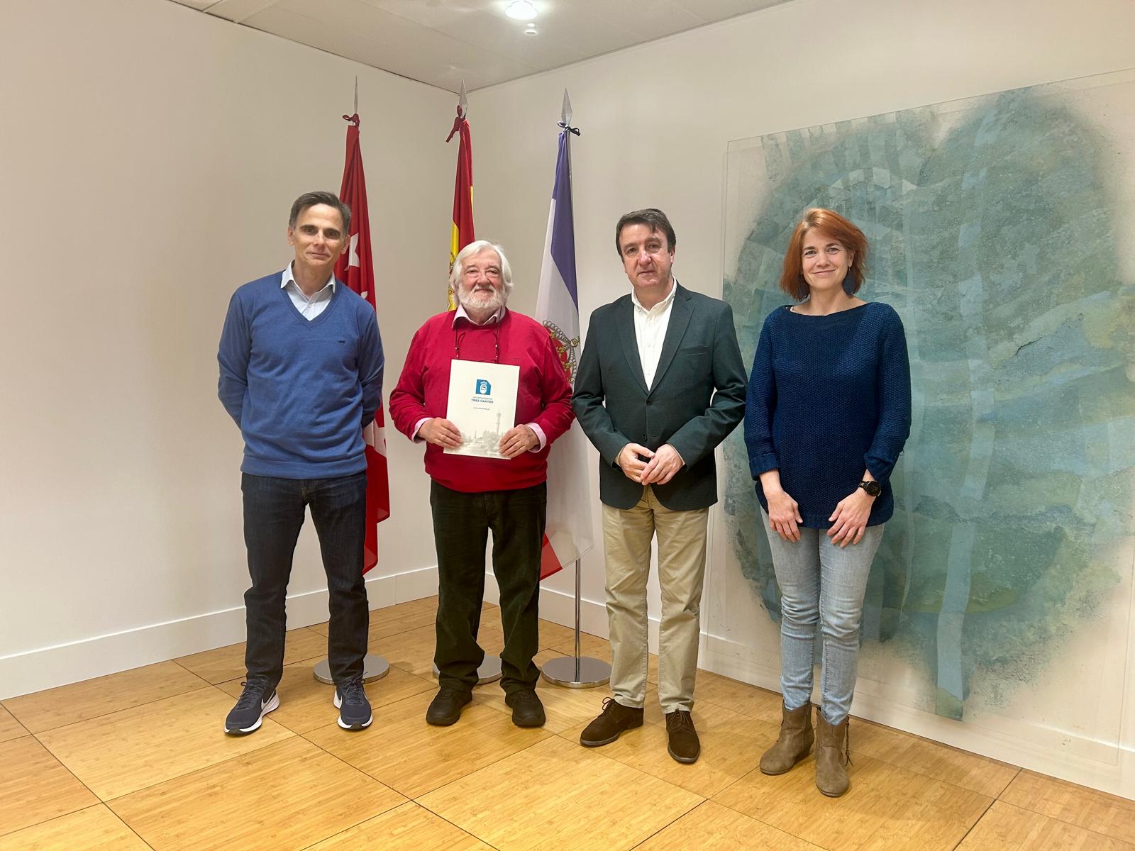 El alcalde de Tres Cantos, Jesús Moreno, junto a la concejala de Familia e Igualdad, Sonia Lolo, y el gerente de AMI-3, Javier Paz