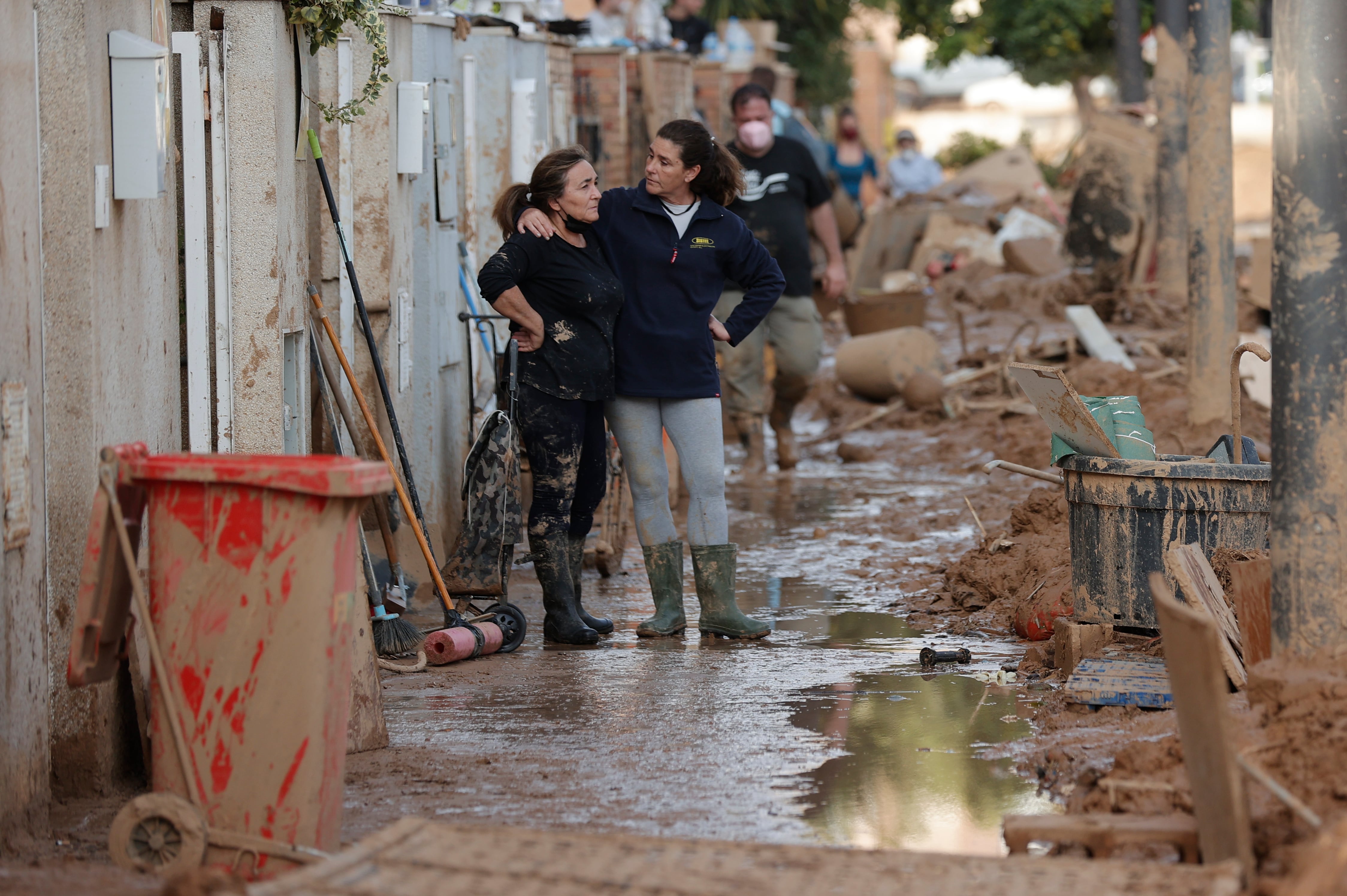 Voluntarios y vecinos trabajan para despejar una calle de Paiporta (Valencia), este martes, 5 de noviembre. Una semana después del paso de la dana, varios de los pueblos más afectados siguen &quot;en shock&quot; y con grandes necesidades, más allá de comida o productos de limpieza y desescombro, a pesar de la ayuda de los miles de voluntarios y el aumento de efectivos de la UME, ejército, bomberos y policías