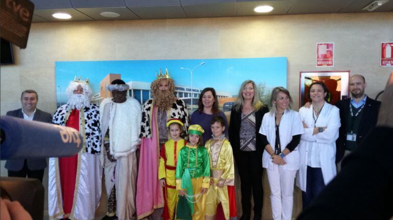 La presidenta Armengol, junto a la consellera Patricia Gómez, en el Hospital de Inca, repartiendo regalos a los niños enfermos