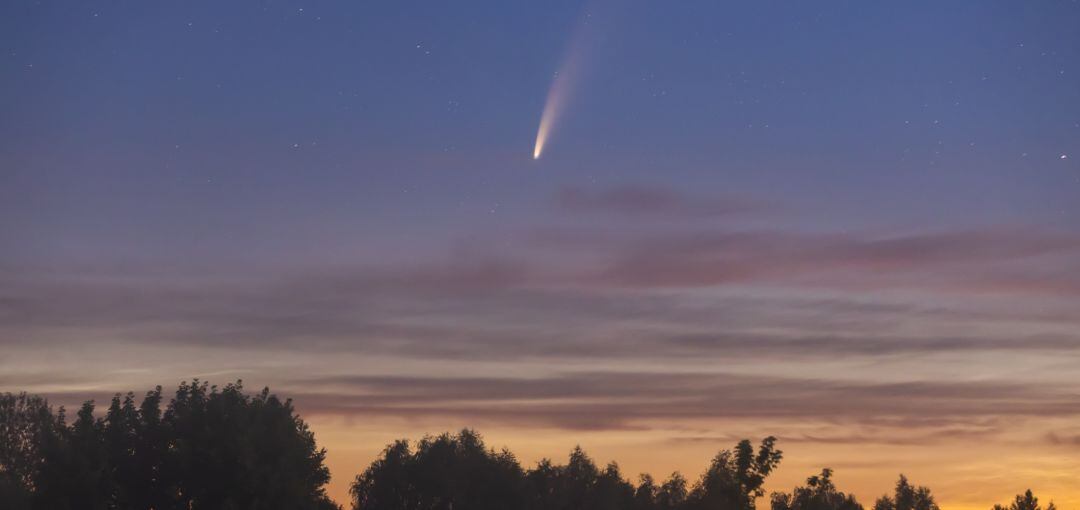 El cometa Neowise durante el atardecer