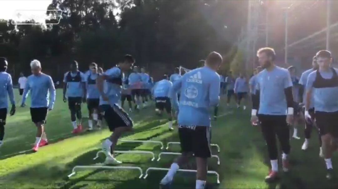 El equipo entrenándose este lunes en A Madroa