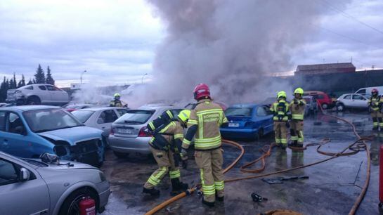 Incendio en un desguace de Valencia