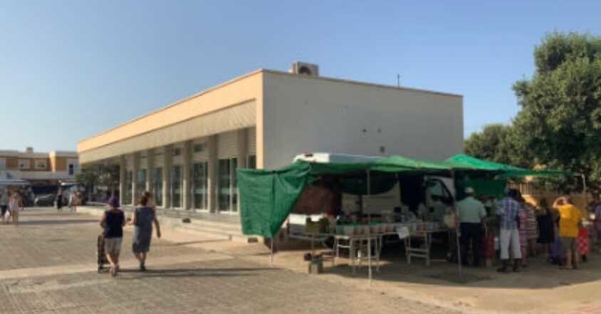 El Mercado de Cabo de Gata tendrá un diseño más atractivo con parking y árboles compatibles con el mercadillo.