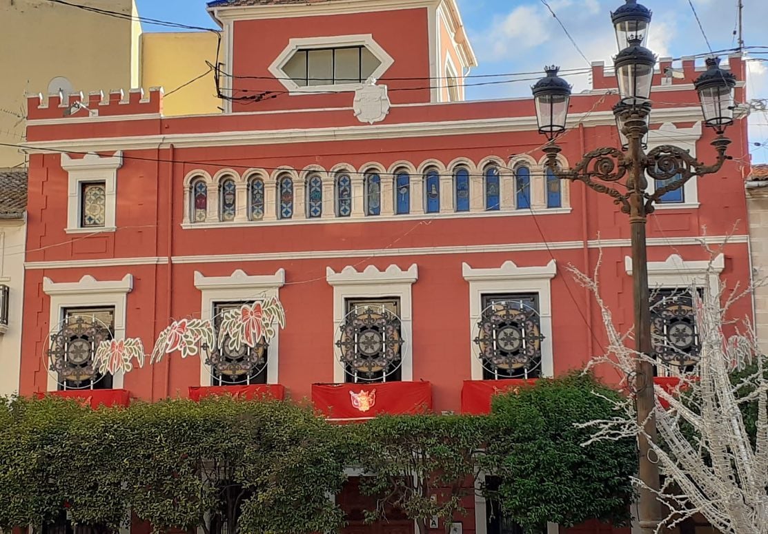 Fachada en Navidad de la Casa del festero