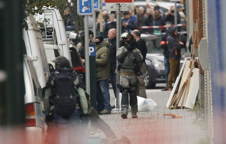 Agentes de policía antidisturbios permanecen en guardia en el distrito de Molenbeek en Bruselas 