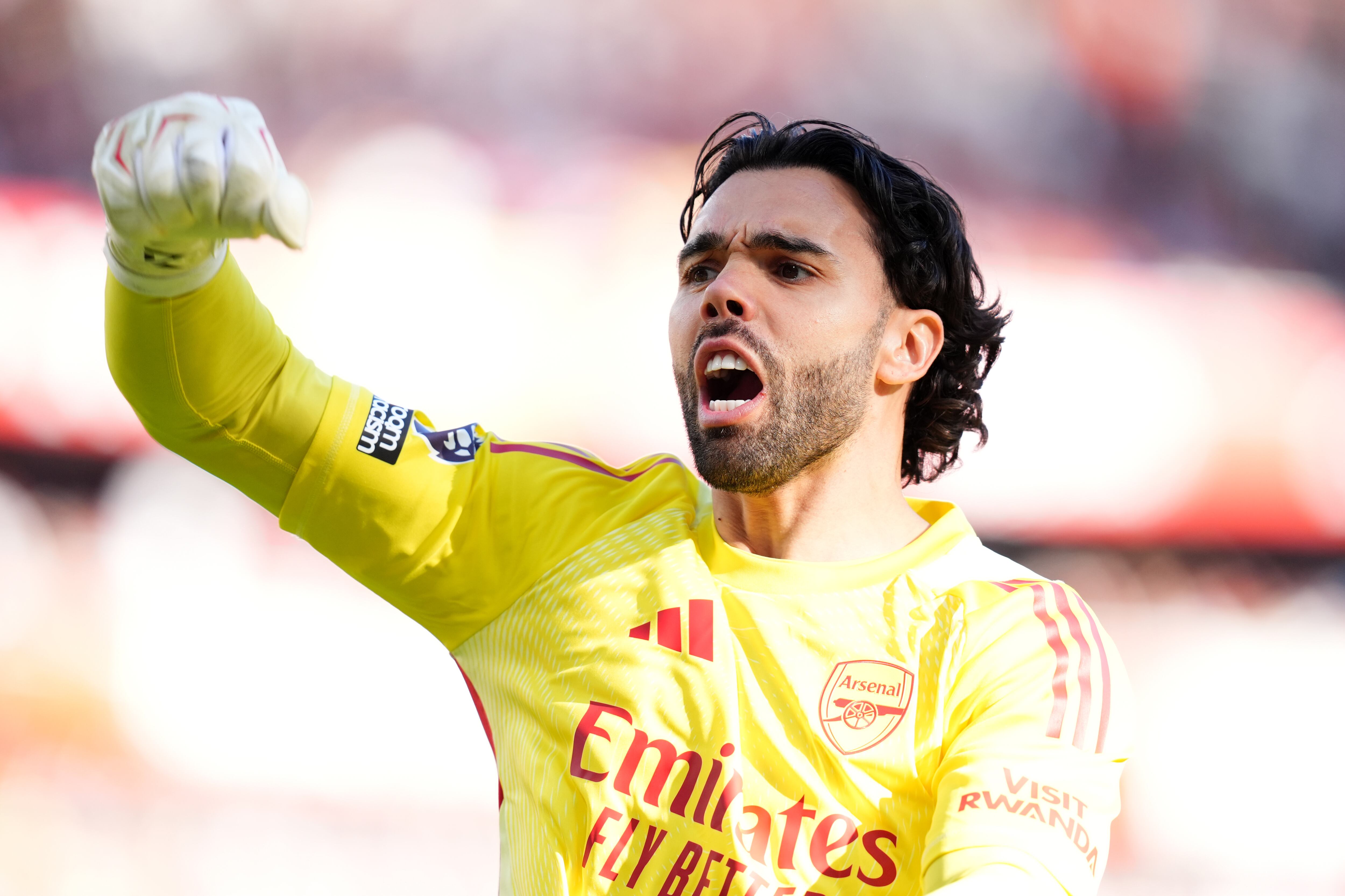 David Raya celebrando un gol del Arsenal