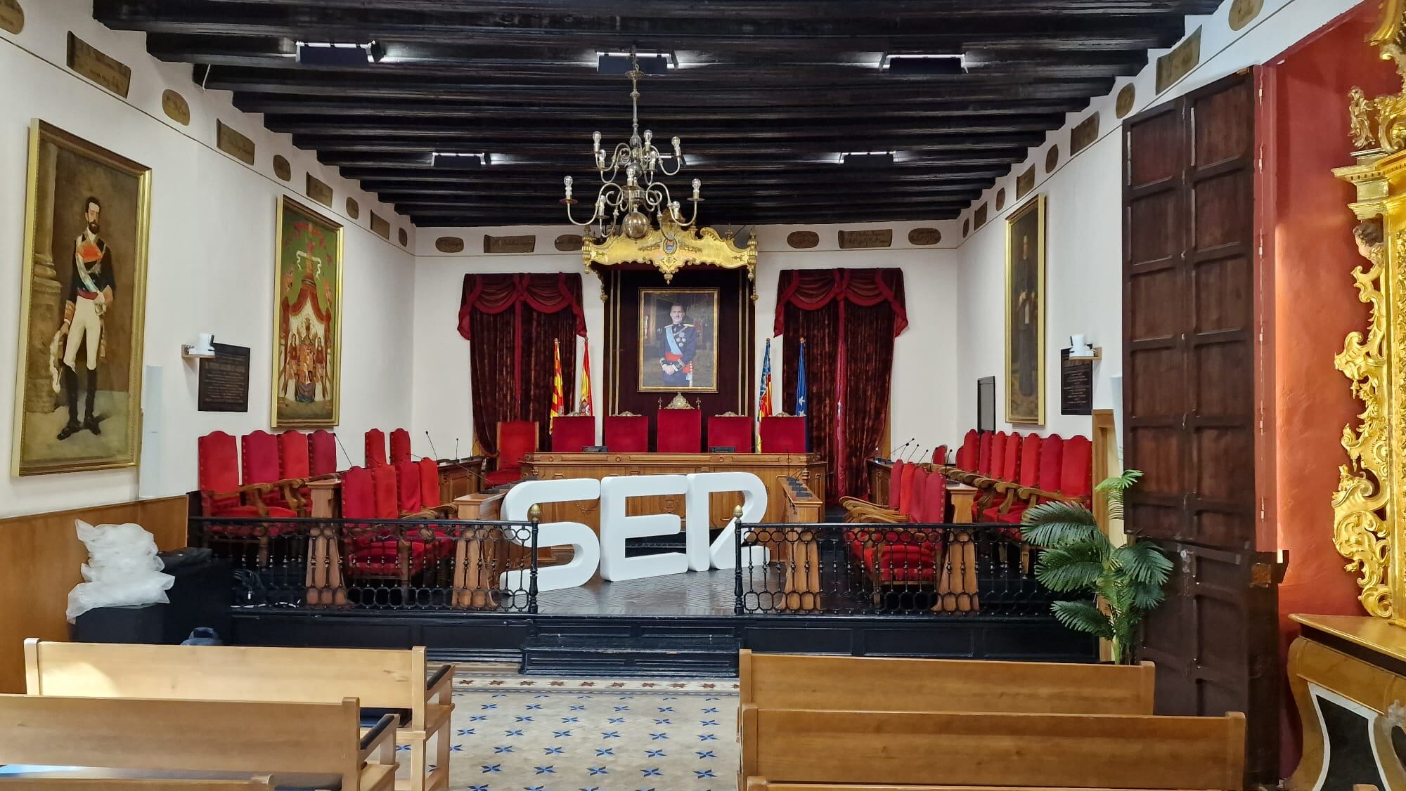 Preparativos en el salón de Plenos del Ayuntamiento de Elche para el programa Escuela de Ciudadanía