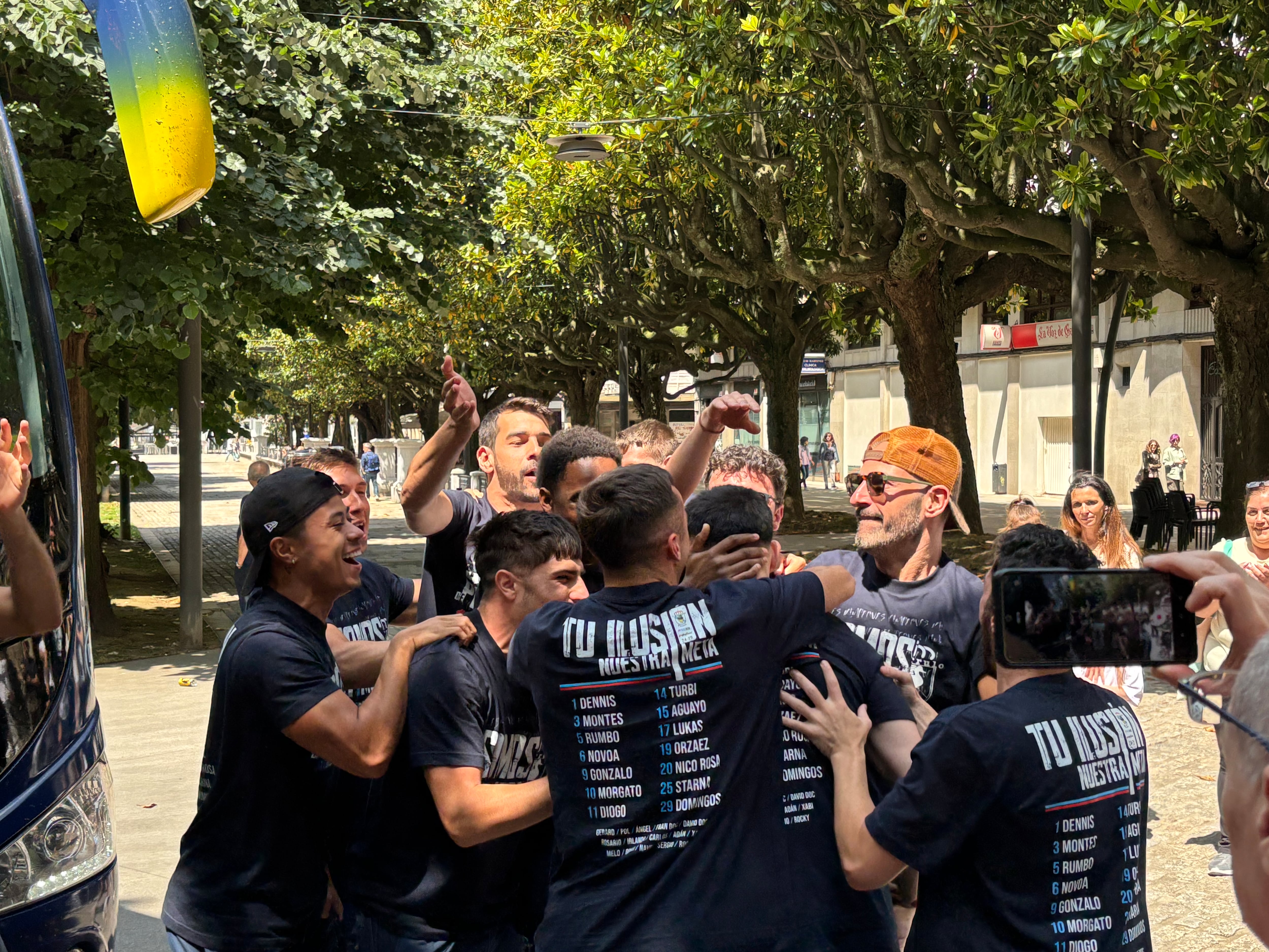 Los jugadores de O Parrulo celebran el ascenso a Primera División tras llegar este sábado al Cantón de Molíns (foto: Cadena SER)