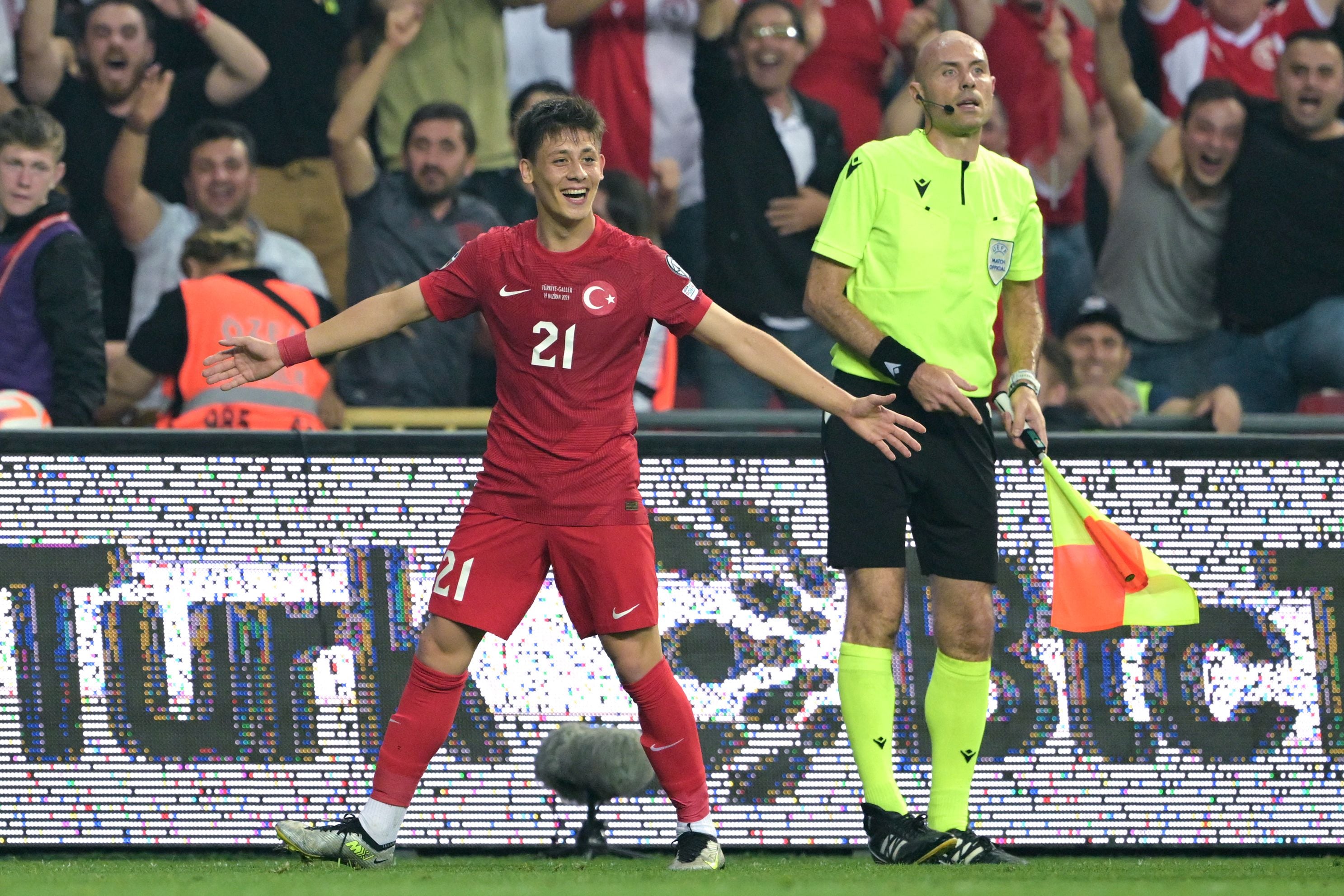 Arda Güler celebra un gol con la selección de Turquía.